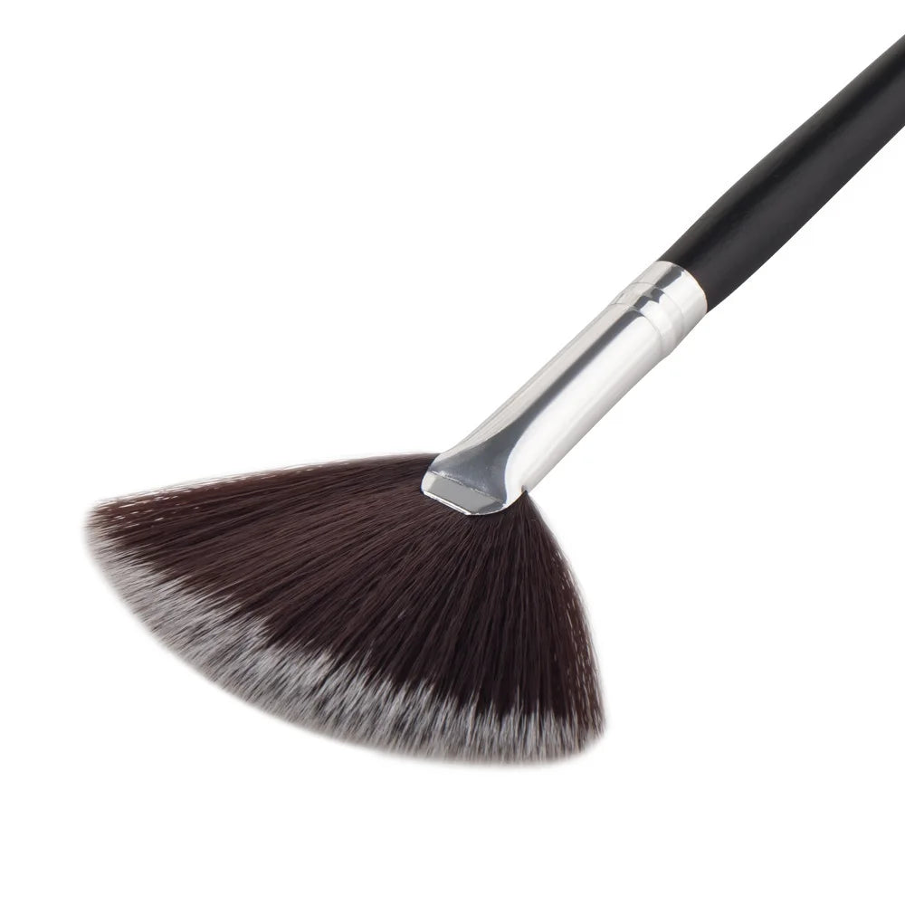 1 Pcs Professional Fan Makeup Brush Blending Highlighter