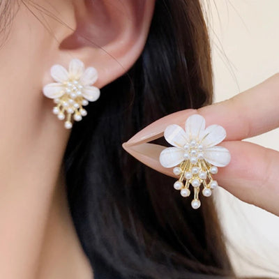 Imitation Pearl Blooming Flower Stud Earrings for Female Beige Enamel Petals Korean Fashion Sweet Lovey Small Earrings 2024 new