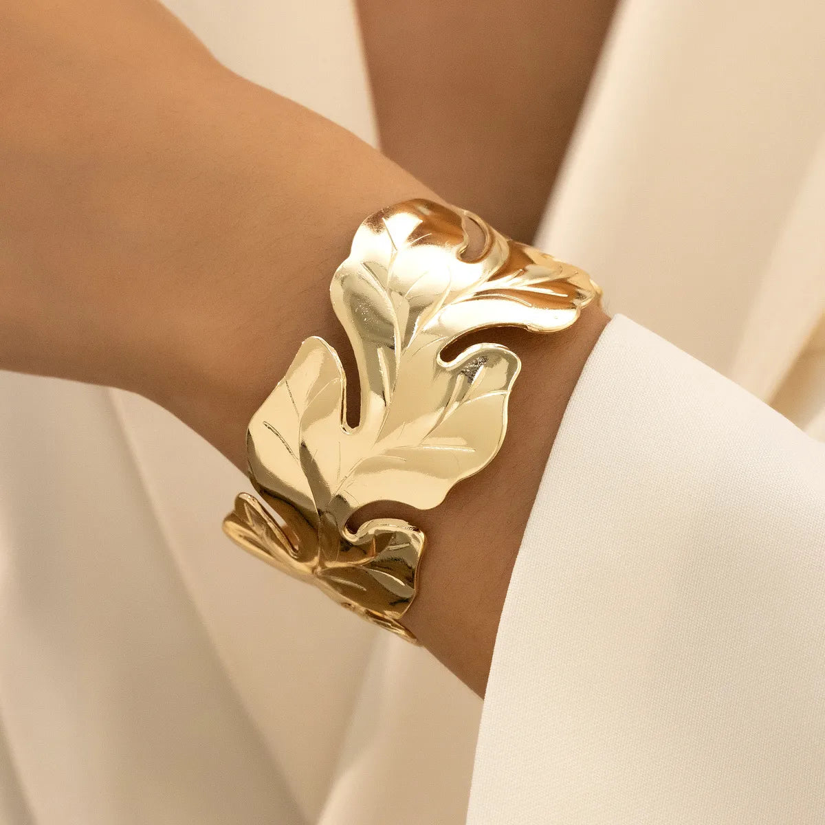 Retro Exaggerated Leaves Open Metal Bracelet For Women Party Holiday Gift Fashion Jewelry Accessories B042