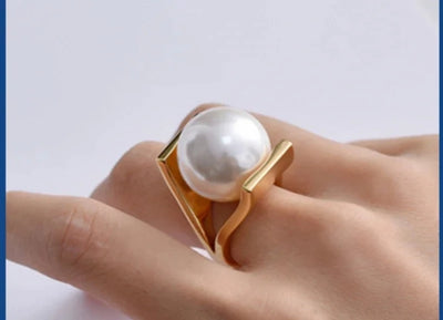 Vintage Baroque Gold Color Metal Hollow Exaggeration Finger Rings Big Pearls Rings for Women Girls Party Gift Fashion Jewelry