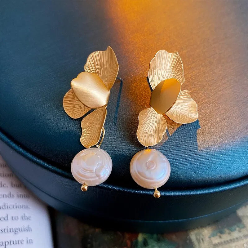 Elegant Natural Freshwater Pearls Earrings For Women Vintage Golden Petals Flower Drop Earring Jewelry For Party Wedding