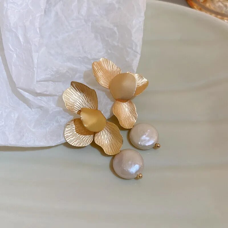 Elegant Natural Freshwater Pearls Earrings For Women Vintage Golden Petals Flower Drop Earring Jewelry For Party Wedding